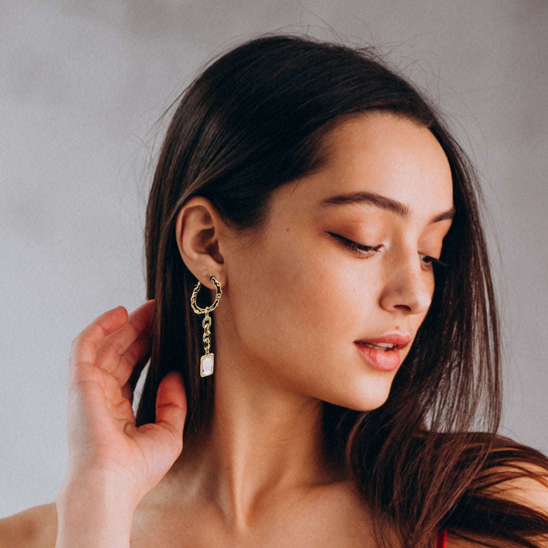 HAMMERED HOOP EARRINGS WITH CHAIN AND STONE